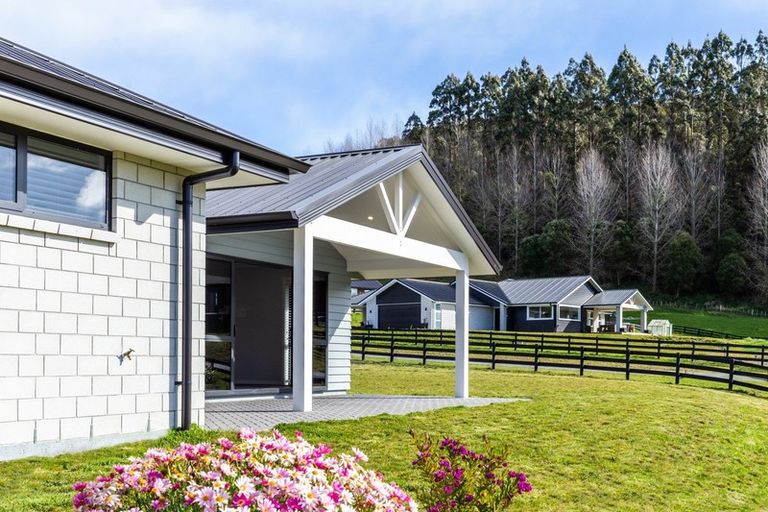 Photo of property in 11 Lochinvar Lane, Acacia Bay, Taupo, 3385