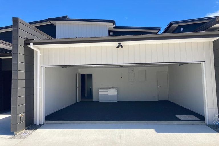 Photo of property in 2/60 Hayfield Way, Karaka, Papakura, 2580