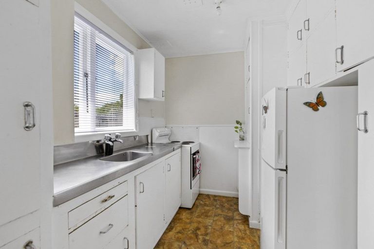 Photo of property in 44 Savoy Road, Glen Eden, Auckland, 0602