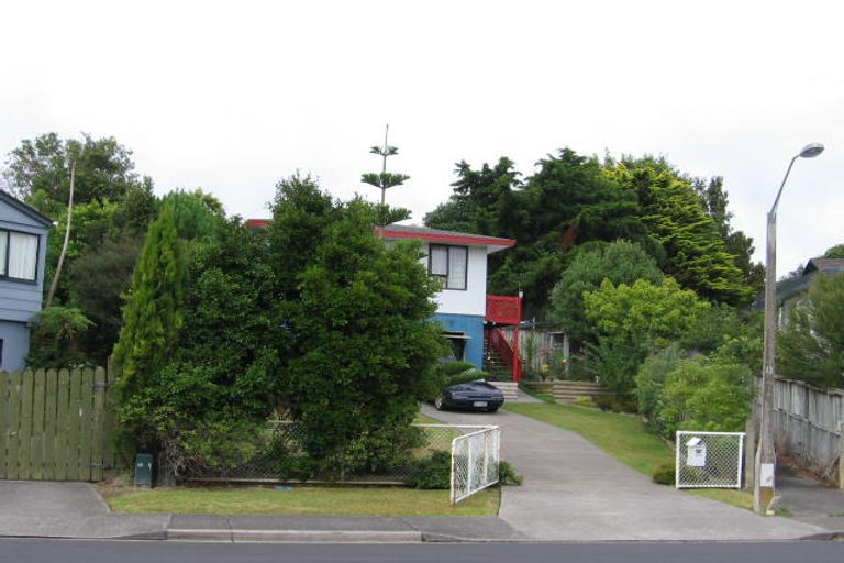 Photo of property in 18 Sevilla Place, Unsworth Heights, Auckland, 0632