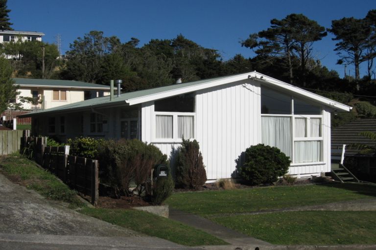 Photo of property in 12 Omega Street, Newlands, Wellington, 6037