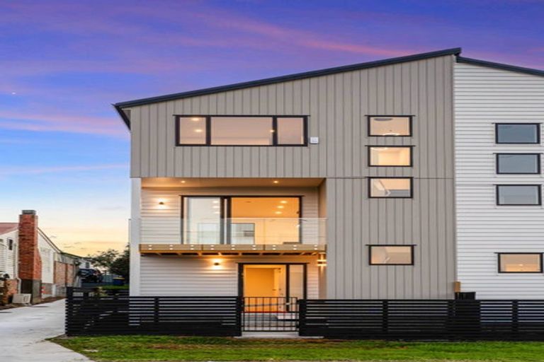 Photo of property in 1/16 Binsted Road, New Lynn, Auckland, 0600
