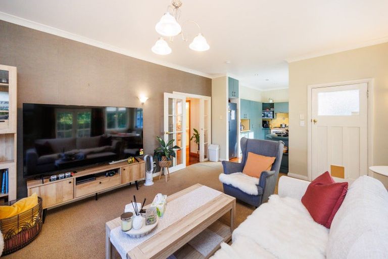 Photo of property in 27 Pahiatua Street, Hokowhitu, Palmerston North, 4410