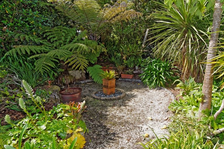 Photo of property in 27 Opou Road, Titirangi, Auckland, 0604