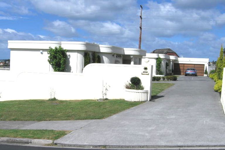 Photo of property in 1/13 Highgrove Lane, Totara Vale, Auckland, 0632