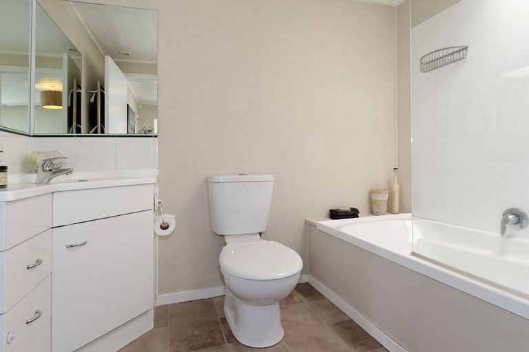 Photo of property in 27 Opou Road, Titirangi, Auckland, 0604