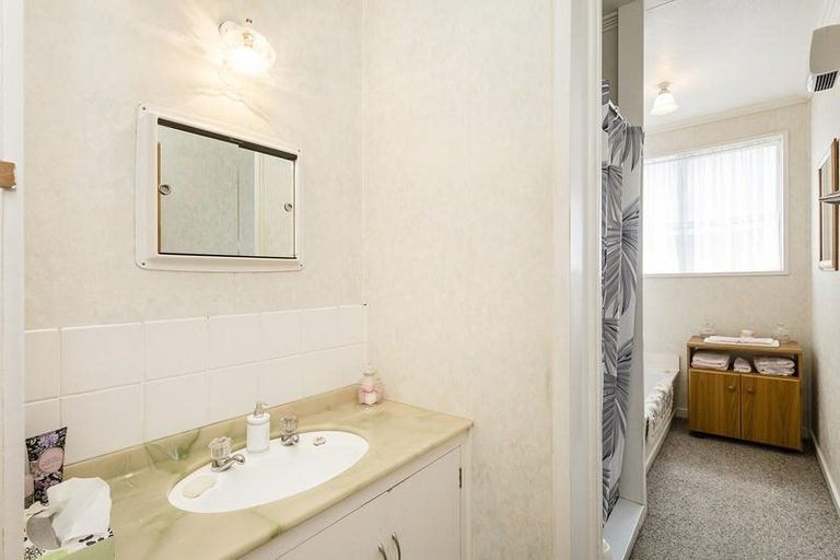 Photo of property in 160 Macandrew Road, South Dunedin, Dunedin, 9012