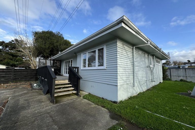 Photo of property in 9 Huruhuru Road, Massey, Auckland, 0614