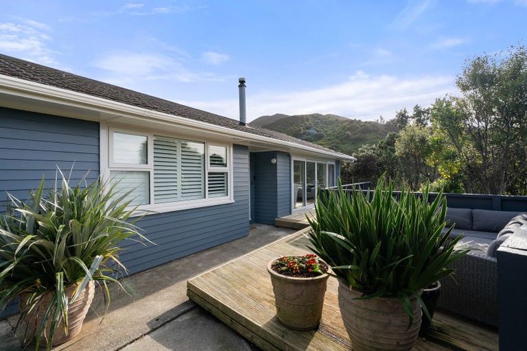 Photo of property in 16 Doris Gordon Crescent, Crofton Downs, Wellington, 6035