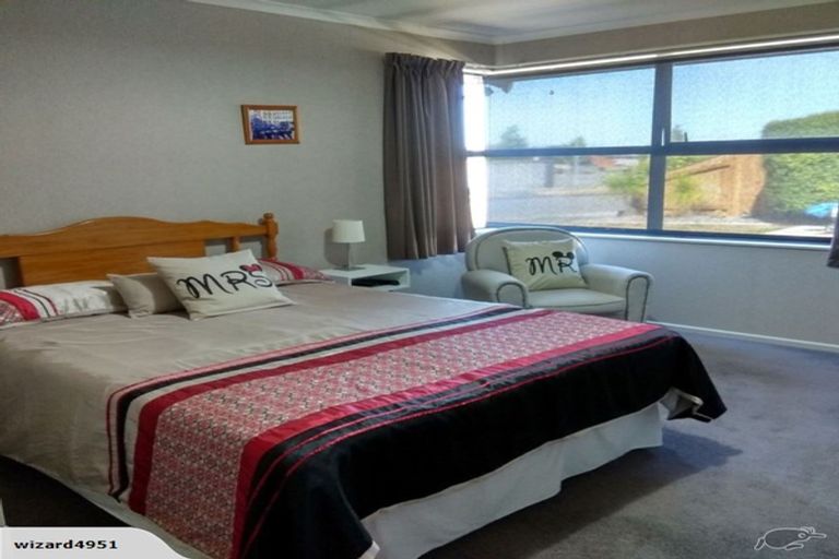 Photo of property in 11 Geneva Terrace, Kelvin Grove, Palmerston North, 4414