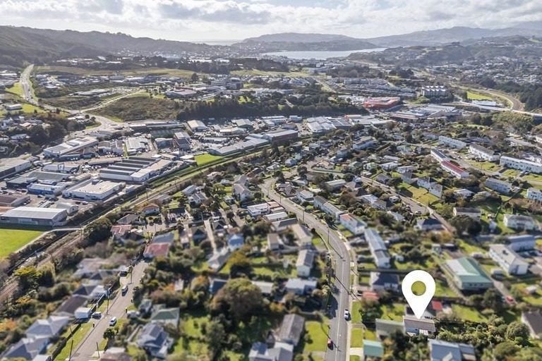 Photo of property in 2/24 Bell Street, Tawa, Wellington, 5028