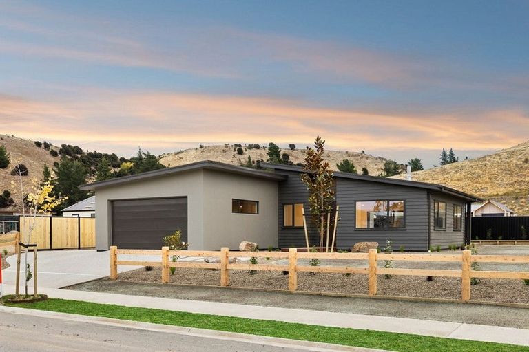Photo of property in 6 Lake Mckay Drive, Luggate, 9382