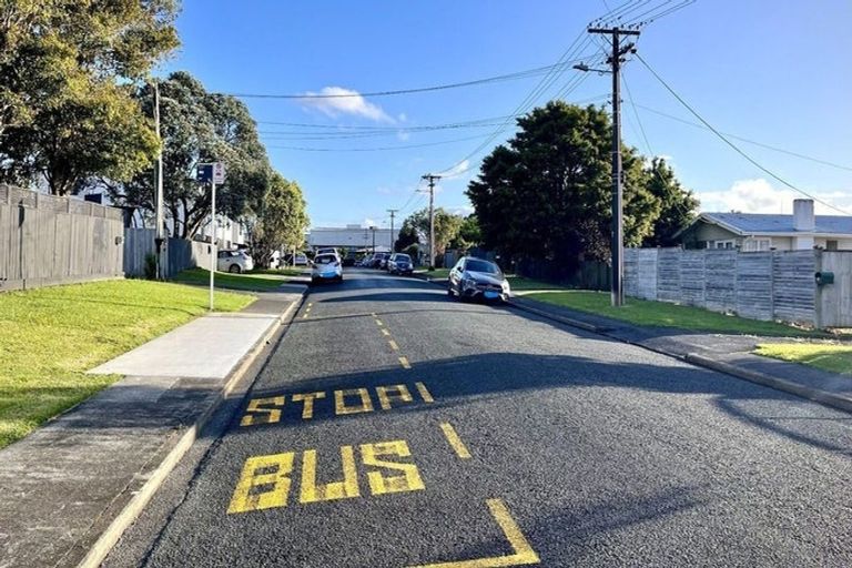 Photo of property in 4/17 Rewarewa Road, Te Atatu Peninsula, Auckland, 0610