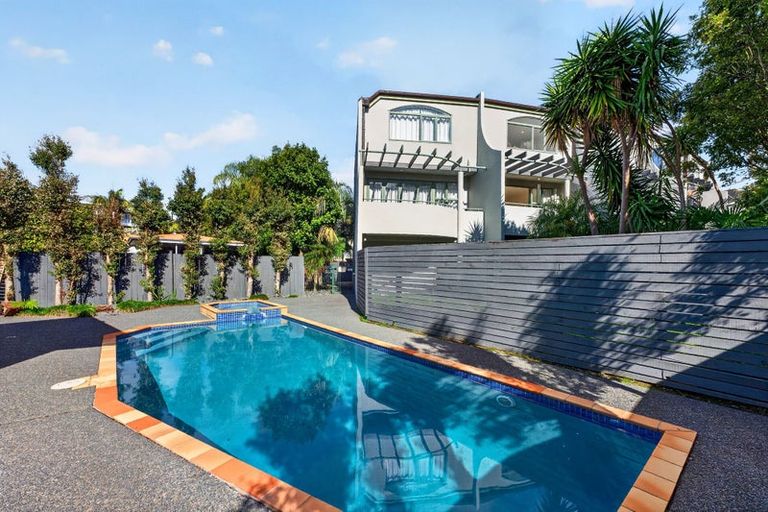 Photo of property in 5/1 Hillcrest Avenue, Hillcrest, Auckland, 0627