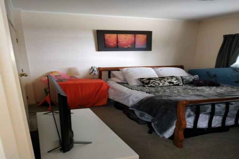 Photo of property in 1/12 Holiday Road, Stanmore Bay, Whangaparaoa, 0932