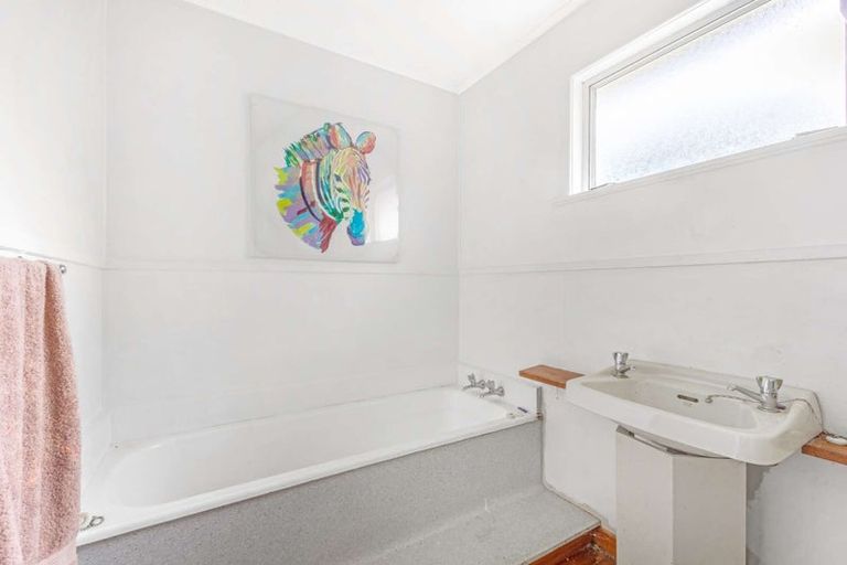Photo of property in 37 Simons Street, Moturoa, New Plymouth, 4310