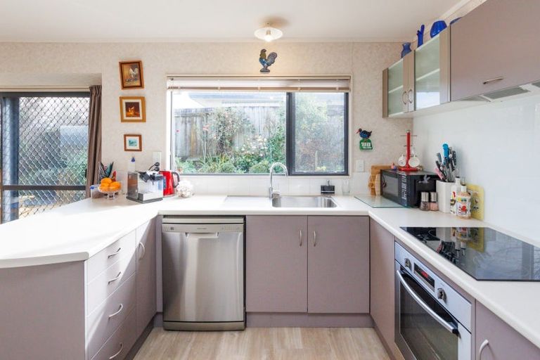 Photo of property in 6 Jordan Way, Kelvin Grove, Palmerston North, 4414