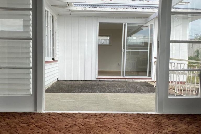 Photo of property in 47 Royal View Road, Te Atatu South, Auckland, 0610