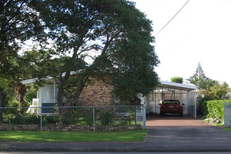 Photo of property in 5 Gloria Avenue, Te Atatu Peninsula, Auckland, 0610