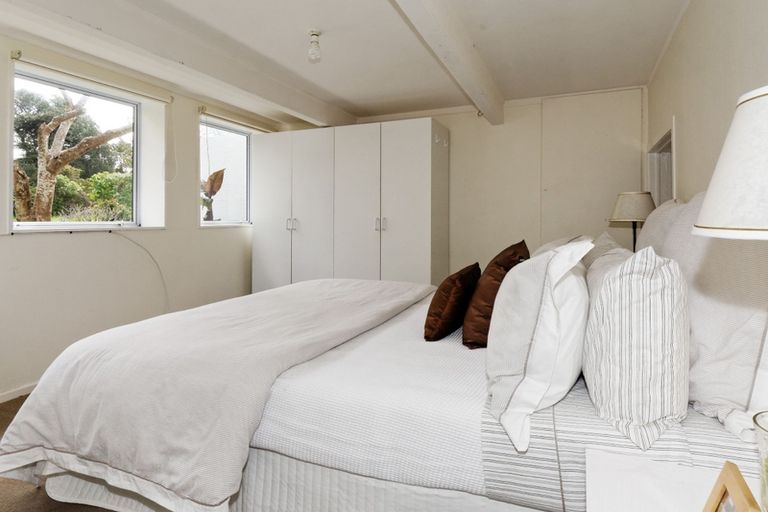 Photo of property in 27 Opou Road, Titirangi, Auckland, 0604