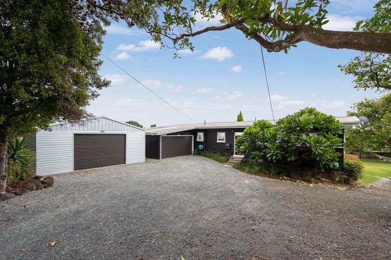 Photo of property in 25 Hand Road, Helensville, 0800