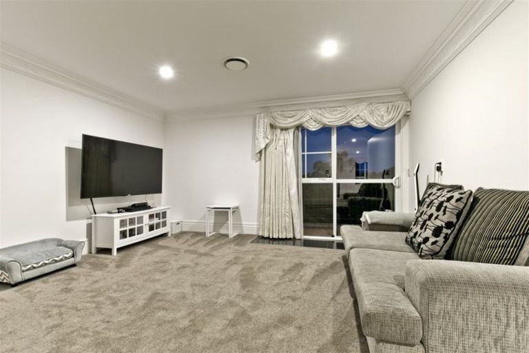 Photo of property in 18 Mansion Court, West Harbour, Auckland, 0618