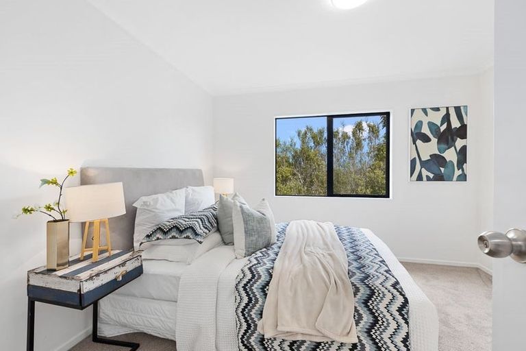 Photo of property in 48 Rising Parade, Fairview Heights, Auckland, 0632
