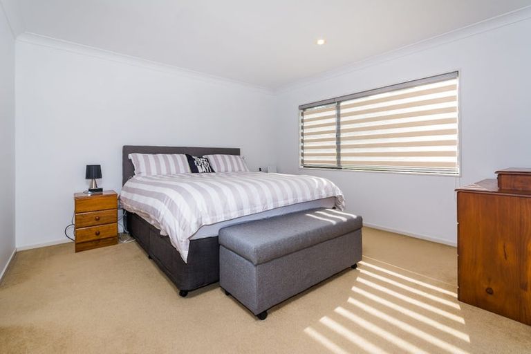 Photo of property in 26 Rising Parade, Fairview Heights, Auckland, 0632