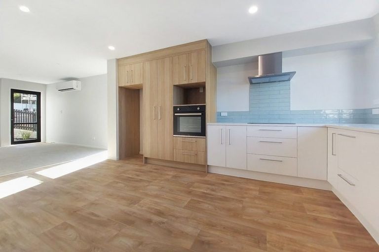 Photo of property in 2 Mikoikoi Crescent, Mangere Bridge, Auckland, 2022