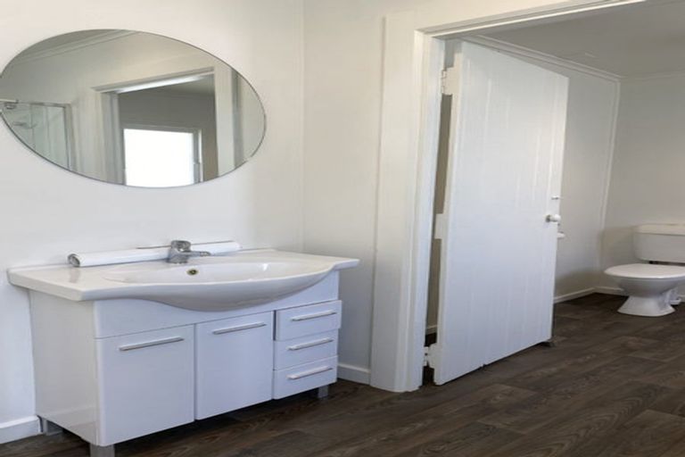Photo of property in 11 Edgeware Road, Palmerston North, 4410