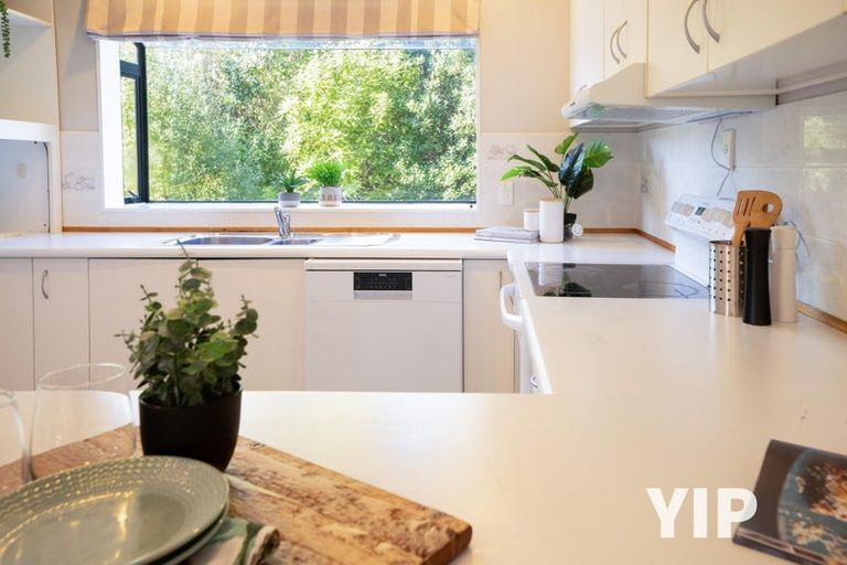 Photo of property in 15b Kinapori Terrace, Newlands, Wellington, 6037