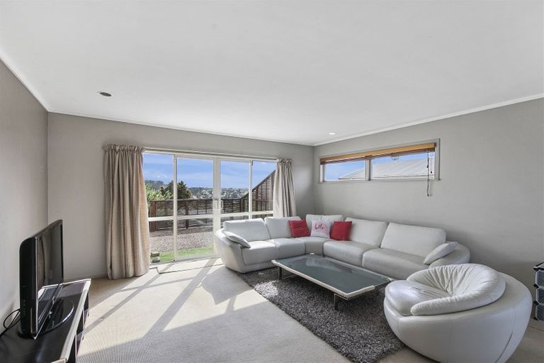 Photo of property in 92 Sunset Road, Unsworth Heights, Auckland, 0632
