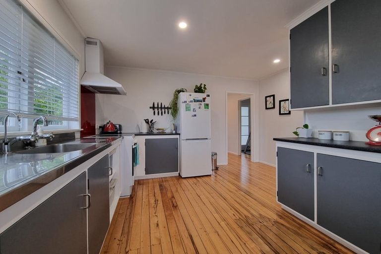 Photo of property in 1 Selwyn Crescent, Forrest Hill, Auckland, 0620