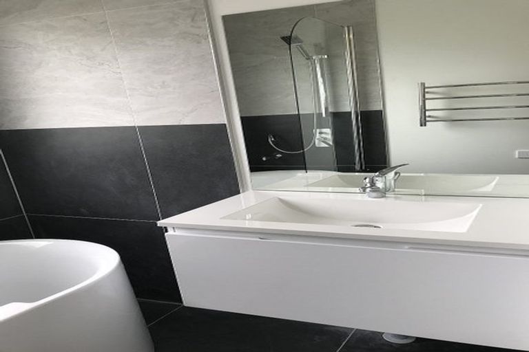 Photo of property in 1/19 Tree View Avenue, Glenfield, Auckland, 0629