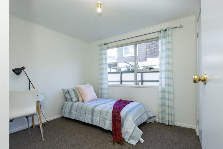 Photo of property in 33 Dawnhaven Drive, Te Atatu Peninsula, Auckland, 0610
