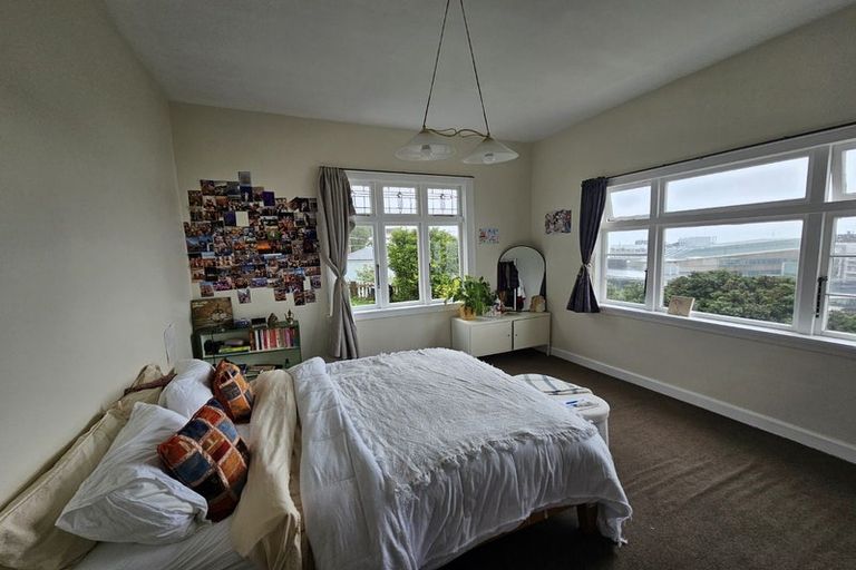 Photo of property in 90 Kelburn Parade, Kelburn, Wellington, 6012