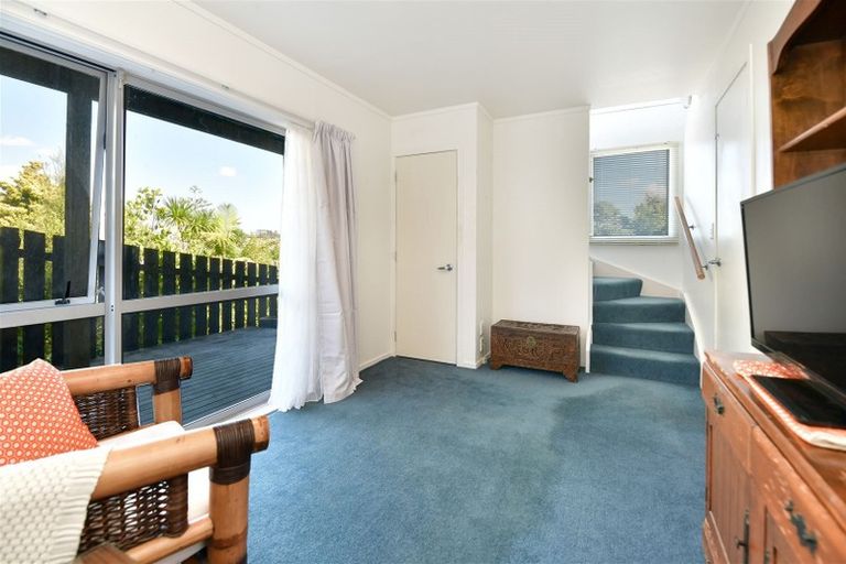 Photo of property in 10 John Road, Stanmore Bay, Whangaparaoa, 0932