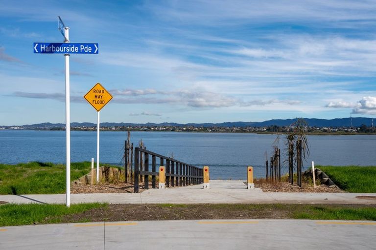 Photo of property in 25 Harbourside Parade, Hobsonville, 0616