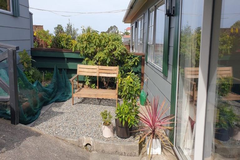 Photo of property in 40f2 Salford Street, Newlands, Wellington, 6037