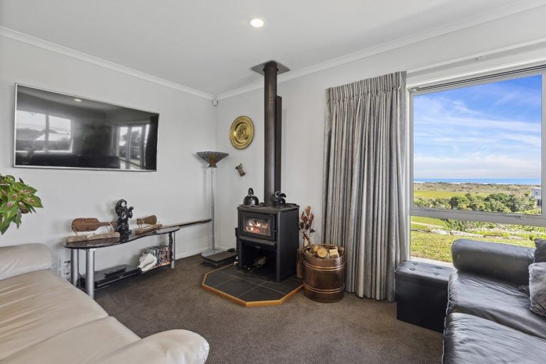 Photo of property in 17 Uxbridge Terrace, Waikawa Beach, Levin, 5573