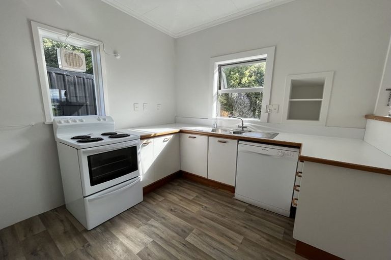 Photo of property in 24 Hungerford Road, Lyall Bay, Wellington, 6022