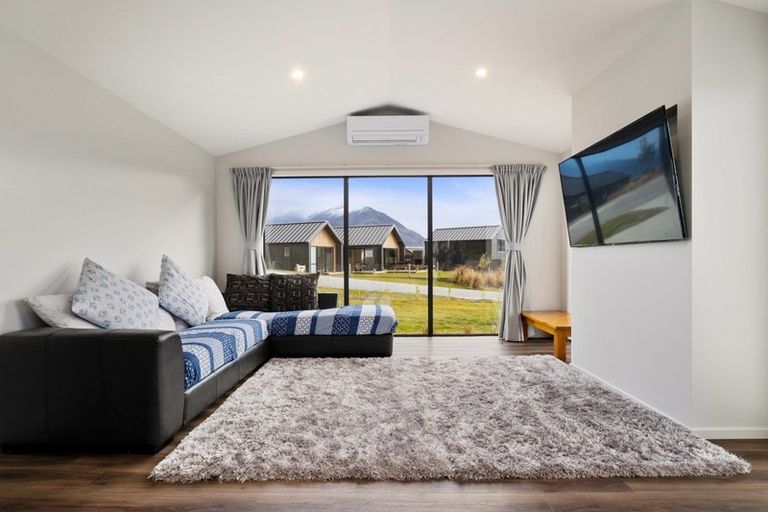 Photo of property in 16 Kinross Lane, Jacks Point, Queenstown, 9371