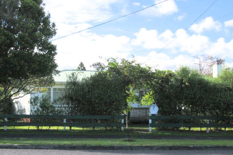 Photo of property in 7 Gloria Avenue, Te Atatu Peninsula, Auckland, 0610