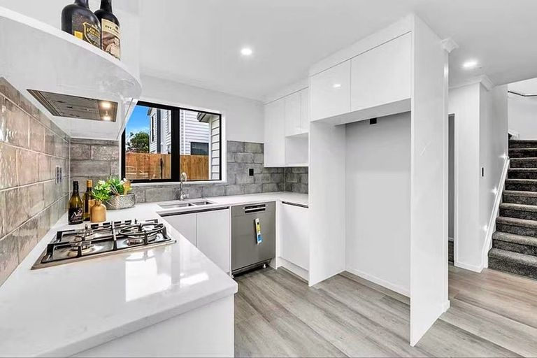 Photo of property in 8e Kent Road, Manurewa, Auckland, 2102