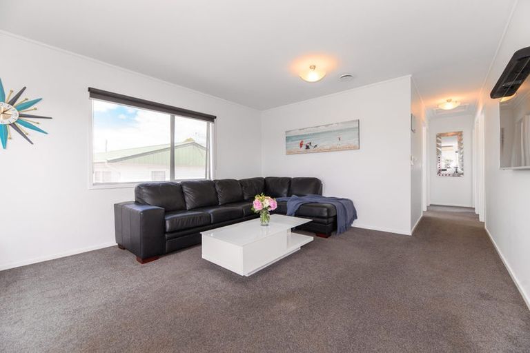 Photo of property in 2b Porter Avenue, Te Atatu South, Auckland, 0610
