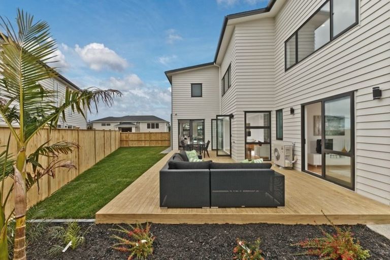 Photo of property in 18 Spyglass Street, Red Beach, 0932