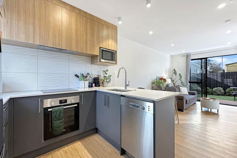 Photo of property in 4/17 Rewarewa Road, Te Atatu Peninsula, Auckland, 0610