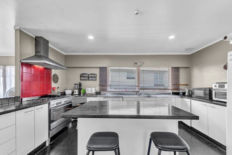 Photo of property in 1 Hill Crescent, Papakura, 2110