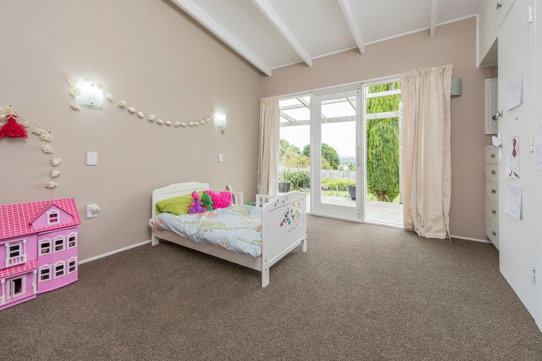 Photo of property in 25 Hand Road, Helensville, 0800