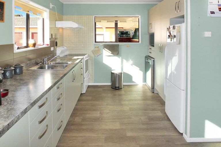 Photo of property in 38 Hennessy Street East, Foxton Beach, Foxton, 4815